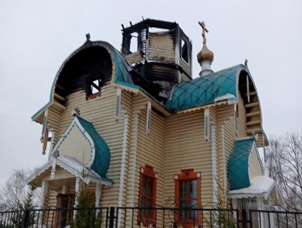 В России мощный пожар охватил церковь, в которой оккупанты получили благословение на войну против Украины. Фото и видео