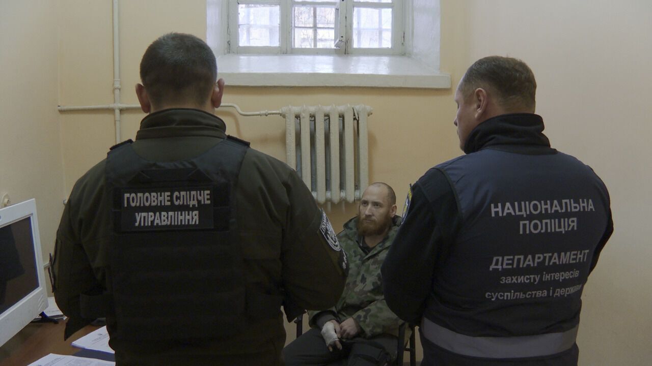 Пытали мирных жителей Киевской области и занимались мародерством: пленному военному РФ и его командиру сообщили о подозрении. Видео