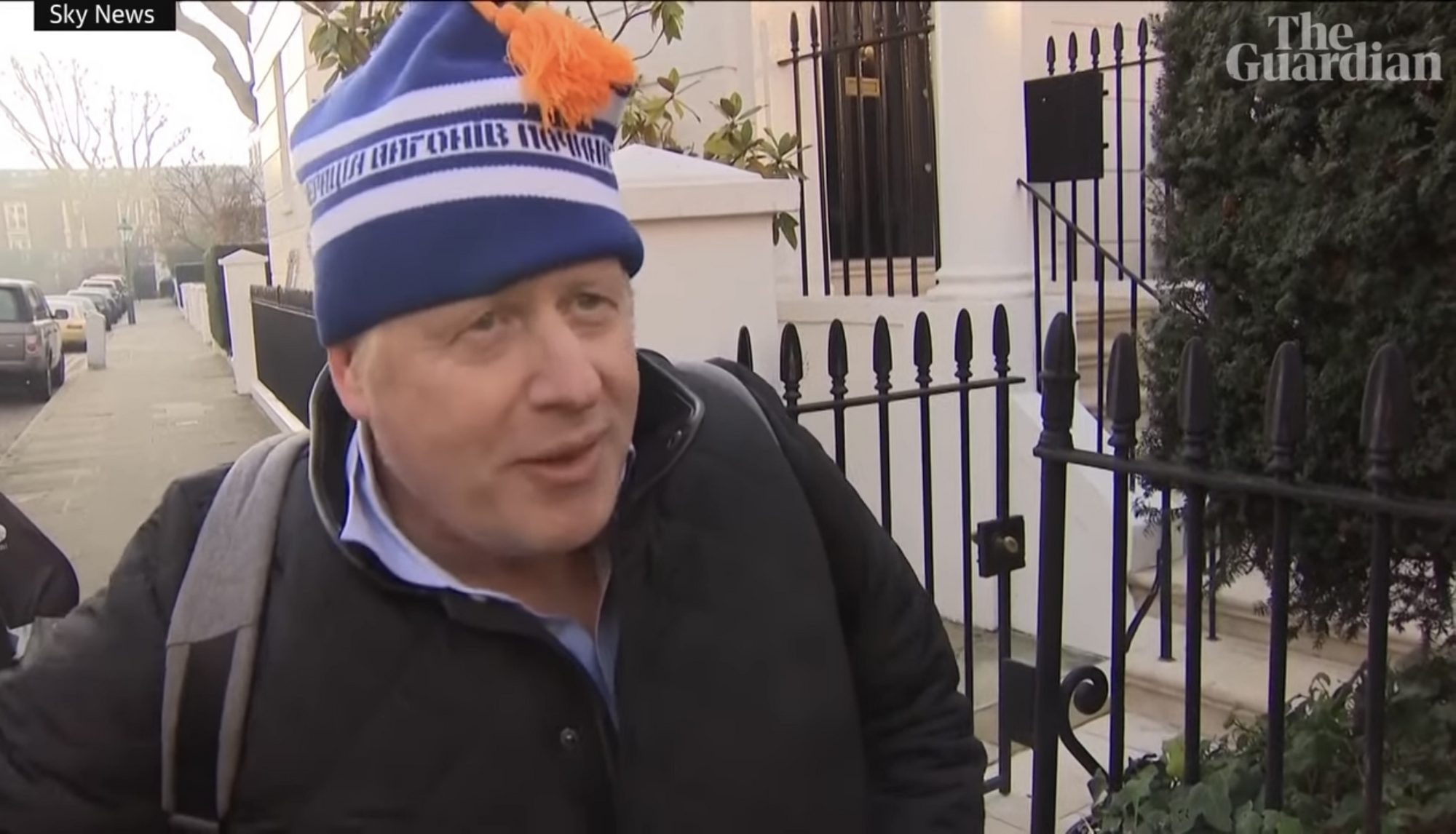 Борис Джонсон был замечен на улицах Лондона в подарке от ''Укрзалізниці''. Видео