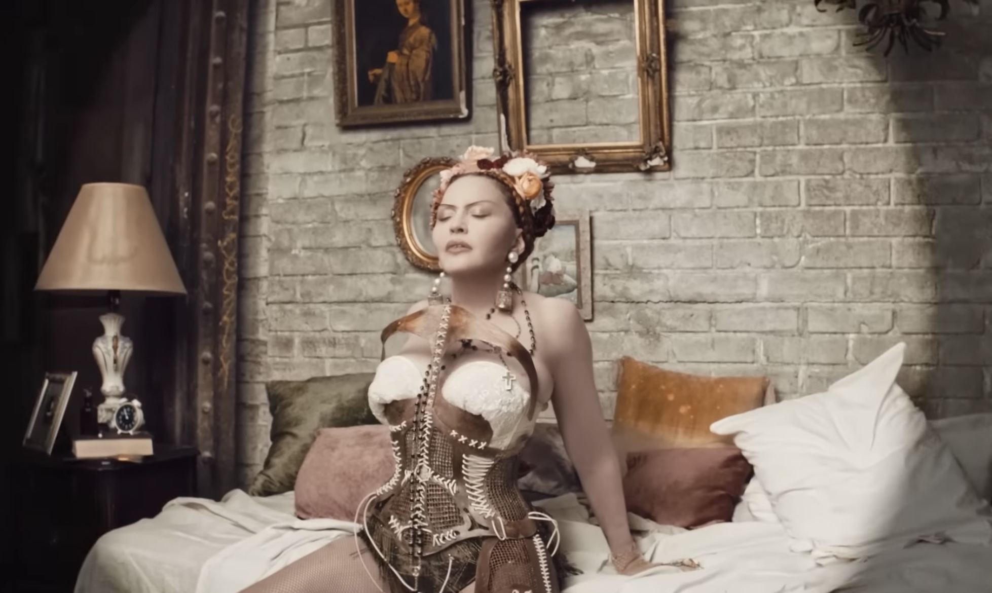 Мадонна выпустила свой музыкальный фильм, в котором появилась в образах Иисуса, Девы Марии и демона. Видео