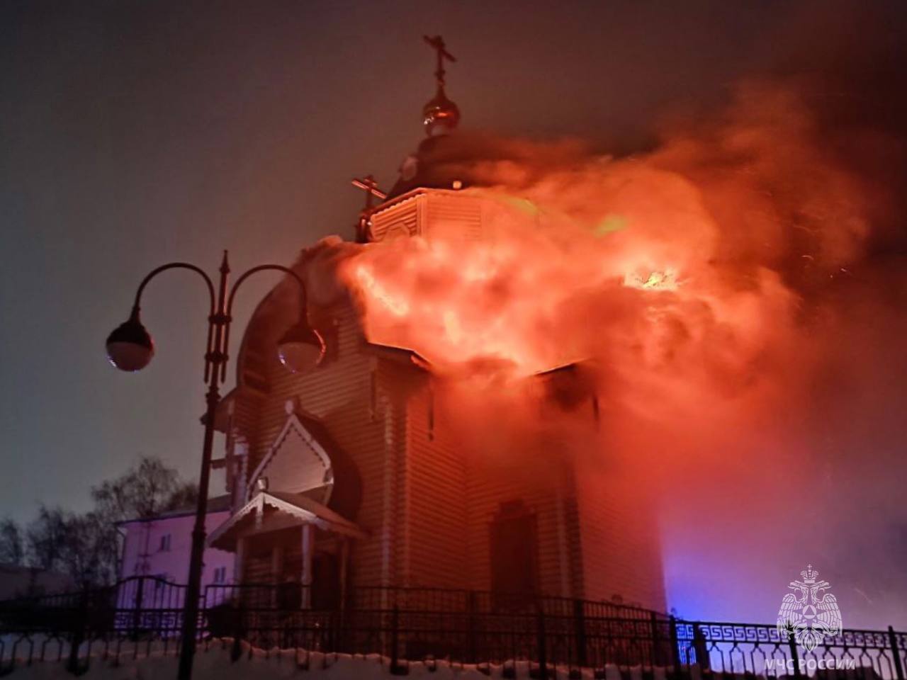 У Росії потужна пожежа охопила церкву, в якій окупанти отримали благословення на війну проти України. Фото і відео 