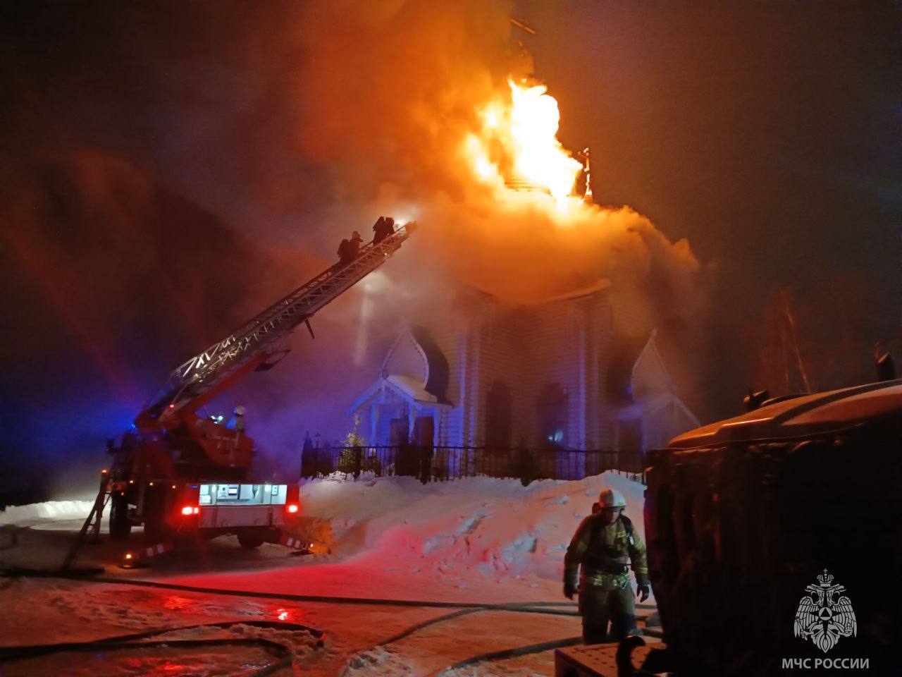 У Росії потужна пожежа охопила церкву, в якій окупанти отримали благословення на війну проти України. Фото і відео 