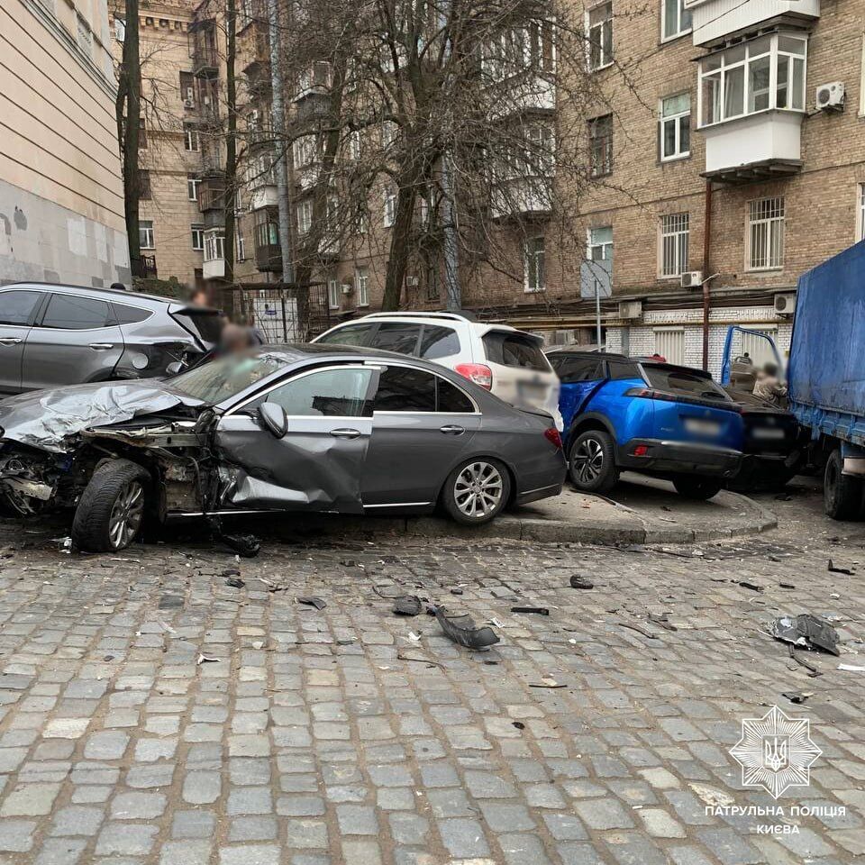 В полиции рассказали подробности массовой аварии в центре Киева. Фото