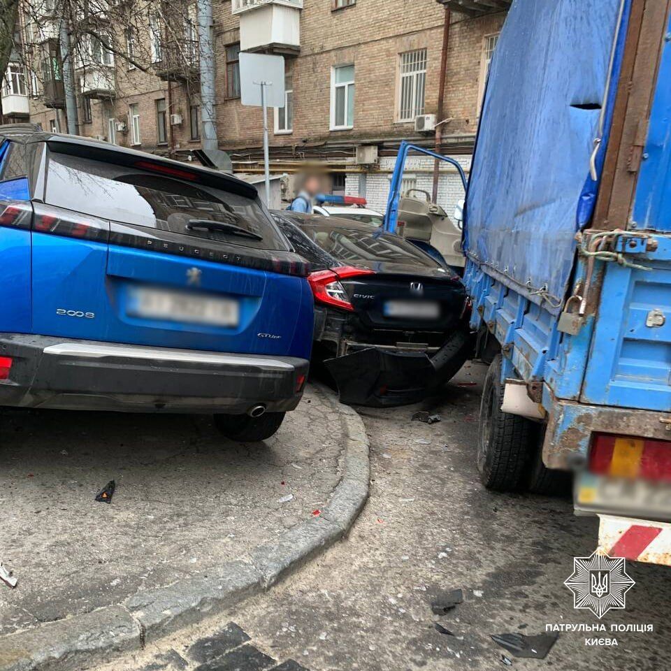 В полиции рассказали подробности массовой аварии в центре Киева. Фото