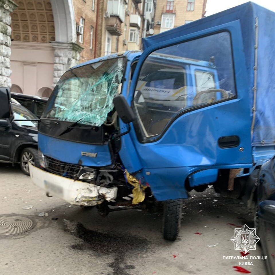 У поліції розповіли подробиці масової аварії в центрі Києва. Фото