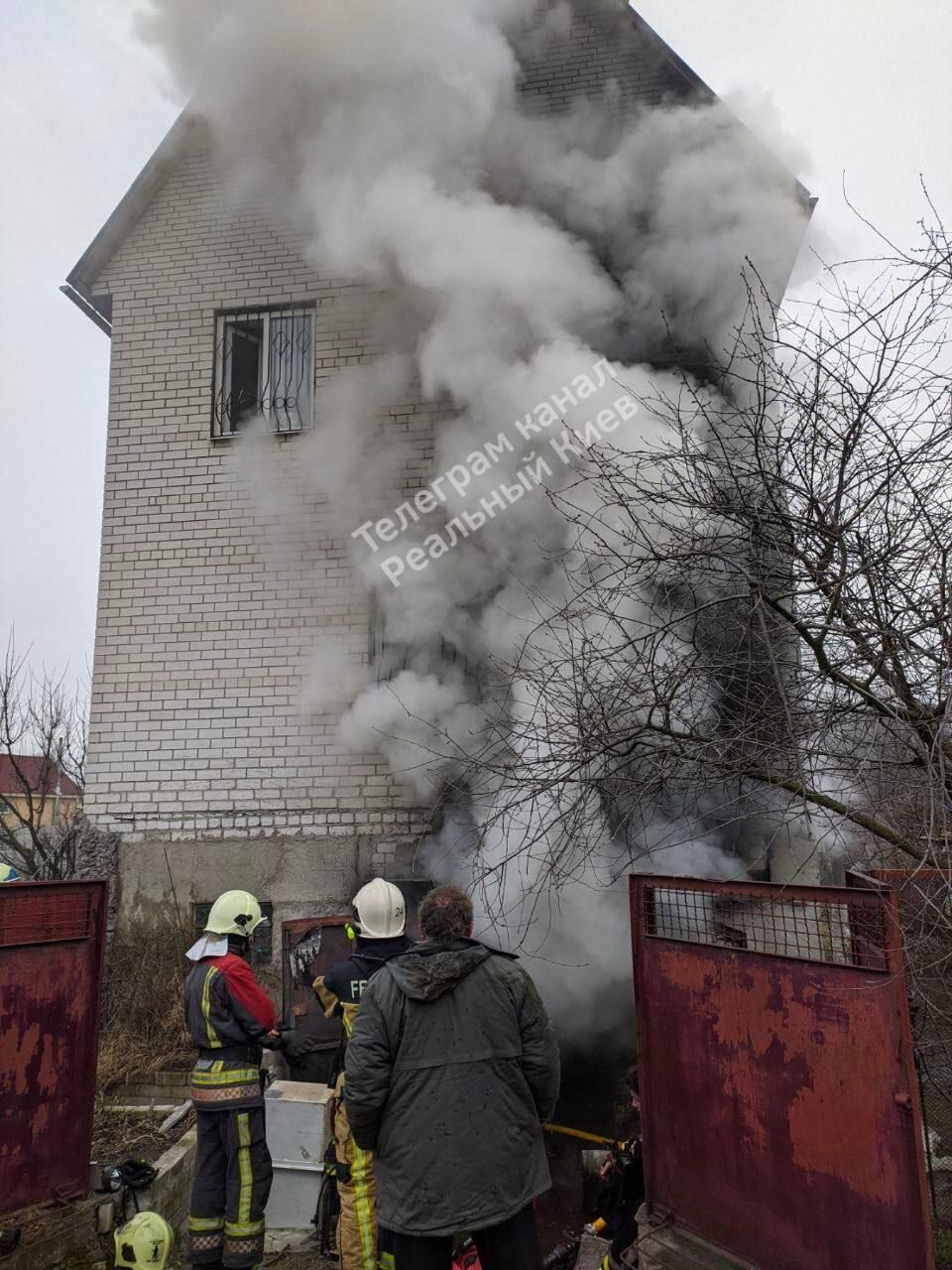 У Києві в гаражі приватного будинку загорівся генератор. Фото