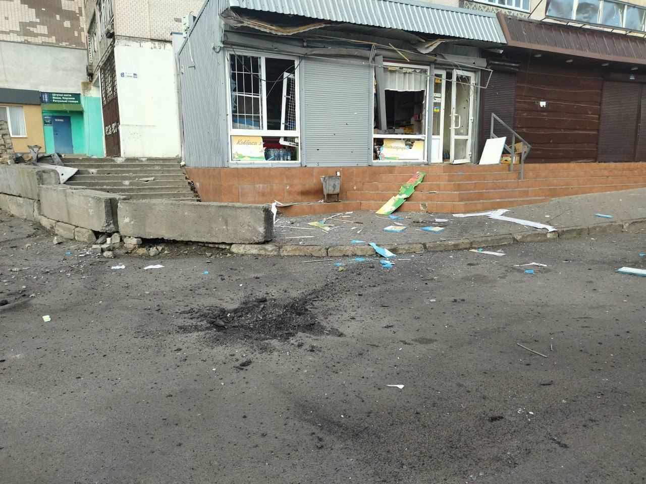 Снаряды попали в продуктовый магазин: в Бериславе во время российского обстрела погибли два человека, еще трое ранены. Фото