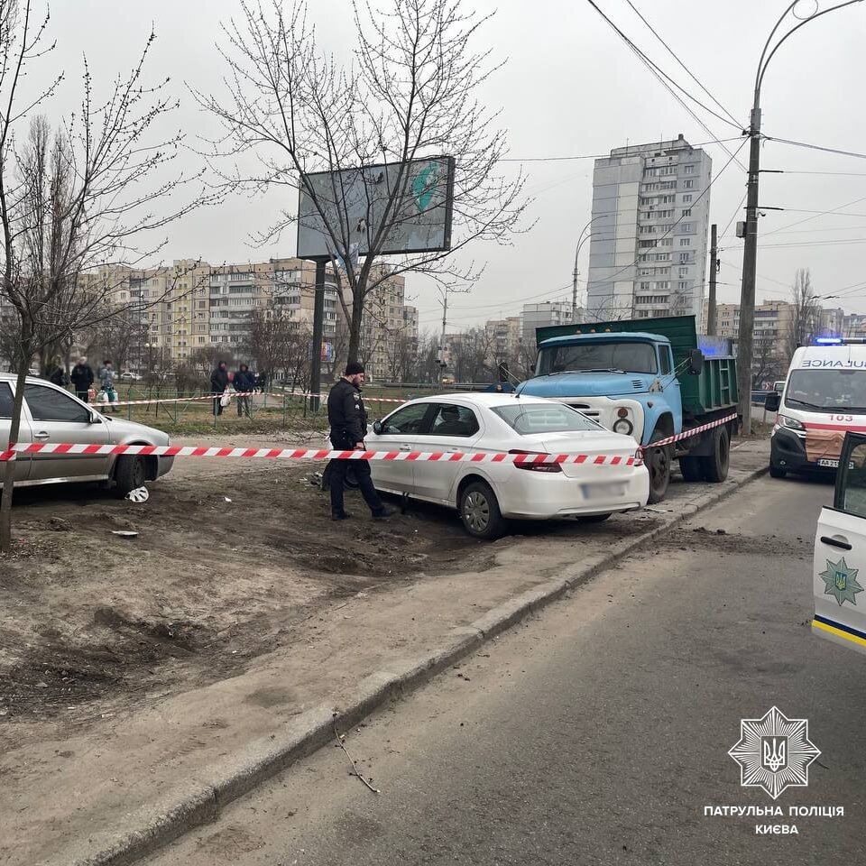 У Києві на Троєщині легковик в’їхав у дерево та зачепив вантажівку: водій помер за кермом авто. Фото