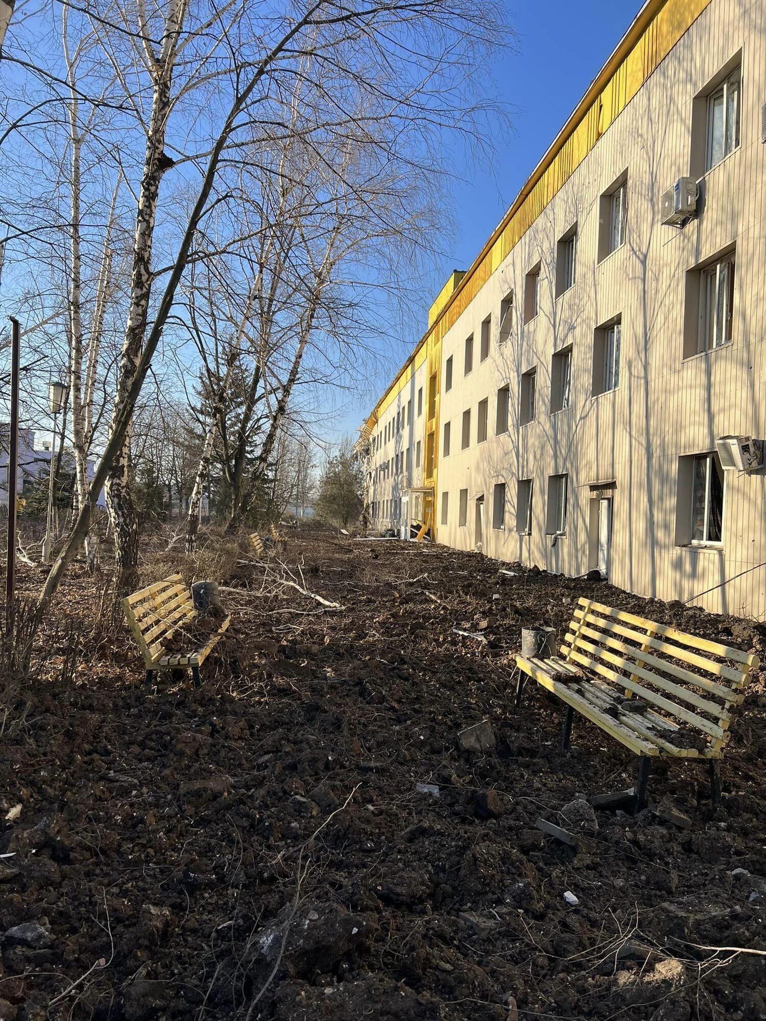 Били прицільно саме по дитячій лікарні: в мережі показали наслідки російського обстрілу в Бахмуті. Фото і відео