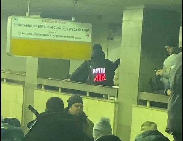 В Киеве пассажир метро поддержал украинцев во время воздушной тревоги. Видео