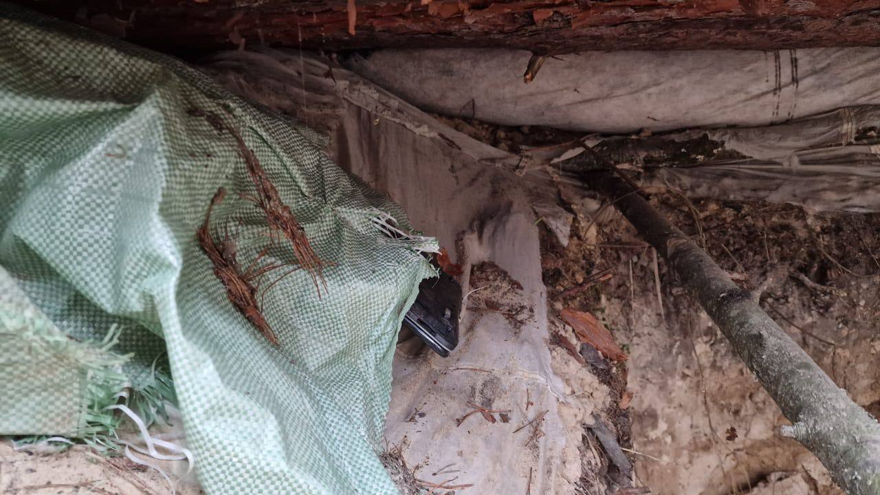 В Киевской области в заброшенном блиндаже оккупантов нашли украденный ноутбук. Фото