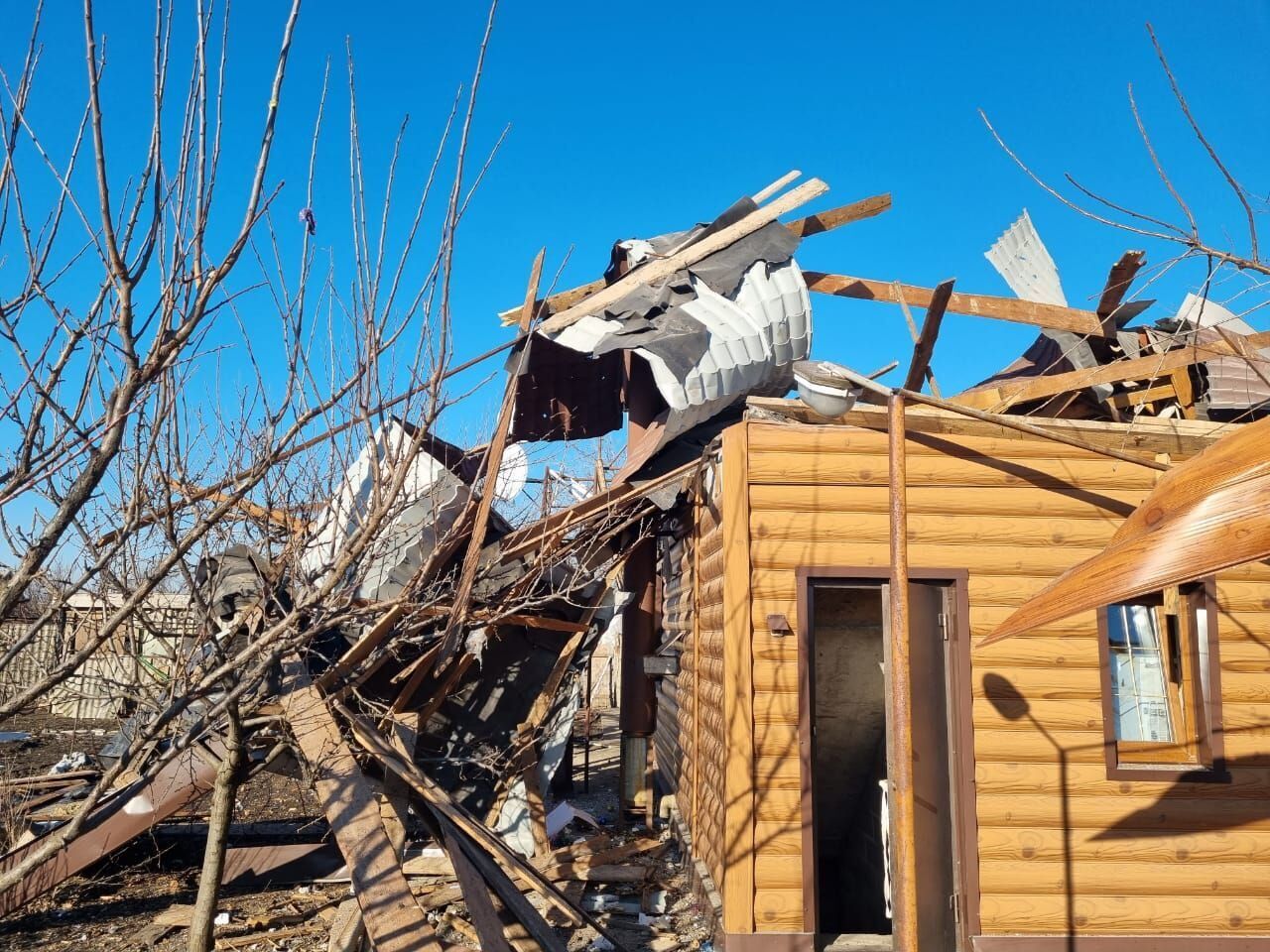 Окупанти обстріляли Очеретине на Донеччині та вдарили по Козачій Лопані на Харківщині: є загиблі й поранені