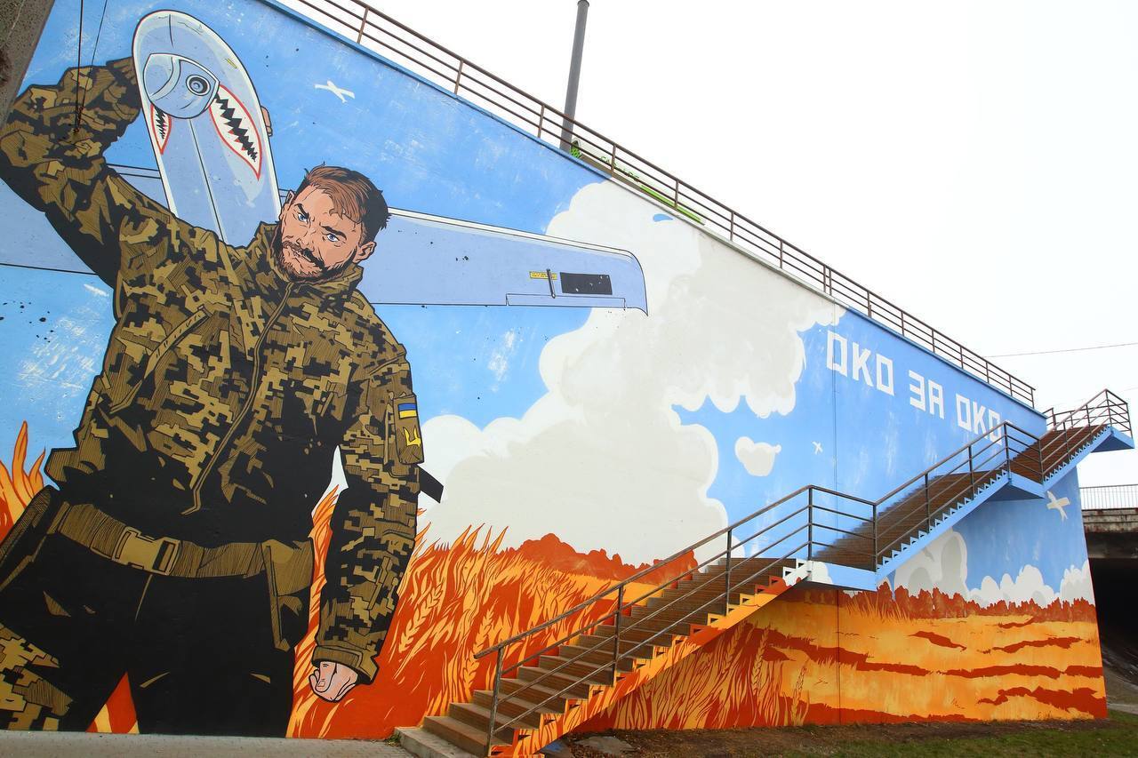 У Києві на автозаправці ОККО з’явився 30-метровий мурал із українським Shark