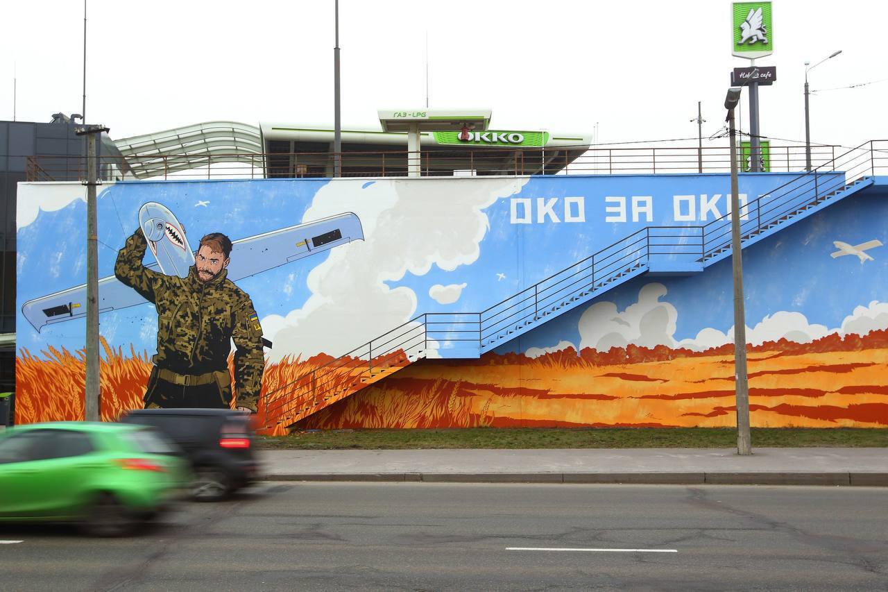 У Києві на автозаправці ОККО з’явився 30-метровий мурал із українським Shark