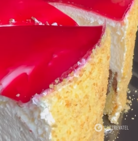 Ефектний торт ''Червоний капелюх'': підійдуть заморожені вишні 