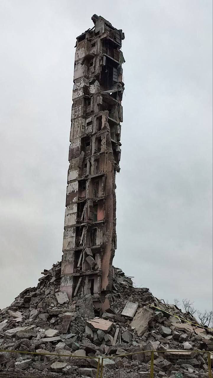Все, что осталось от многоэтажки: в сети показали апокалиптическое фото из Мариуполя
