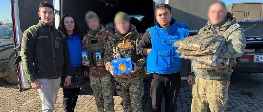 Защитники Украины, воюющие под Бахмутом, получили зимнюю форму и бус от Фонда Порошенко