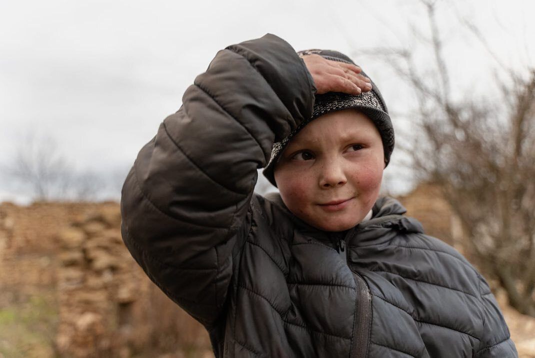''Коли виросту, хочу стати будівельником'': мережу зворушило фото хлопчика, який грався на руїнах у Херсонській області