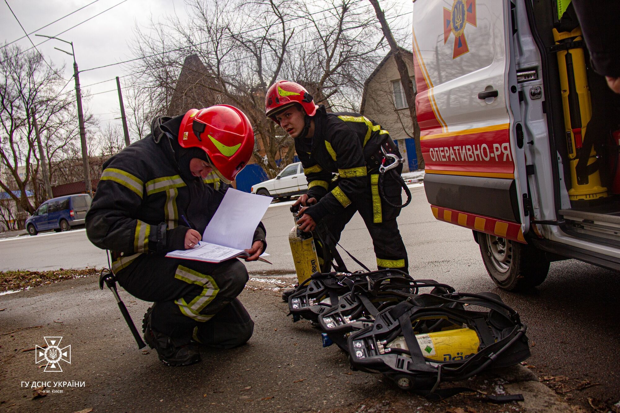 У Києві під час пожежі в багатоповерхівці постраждав чоловік, який намагався самостійно загасити вогонь. Фото