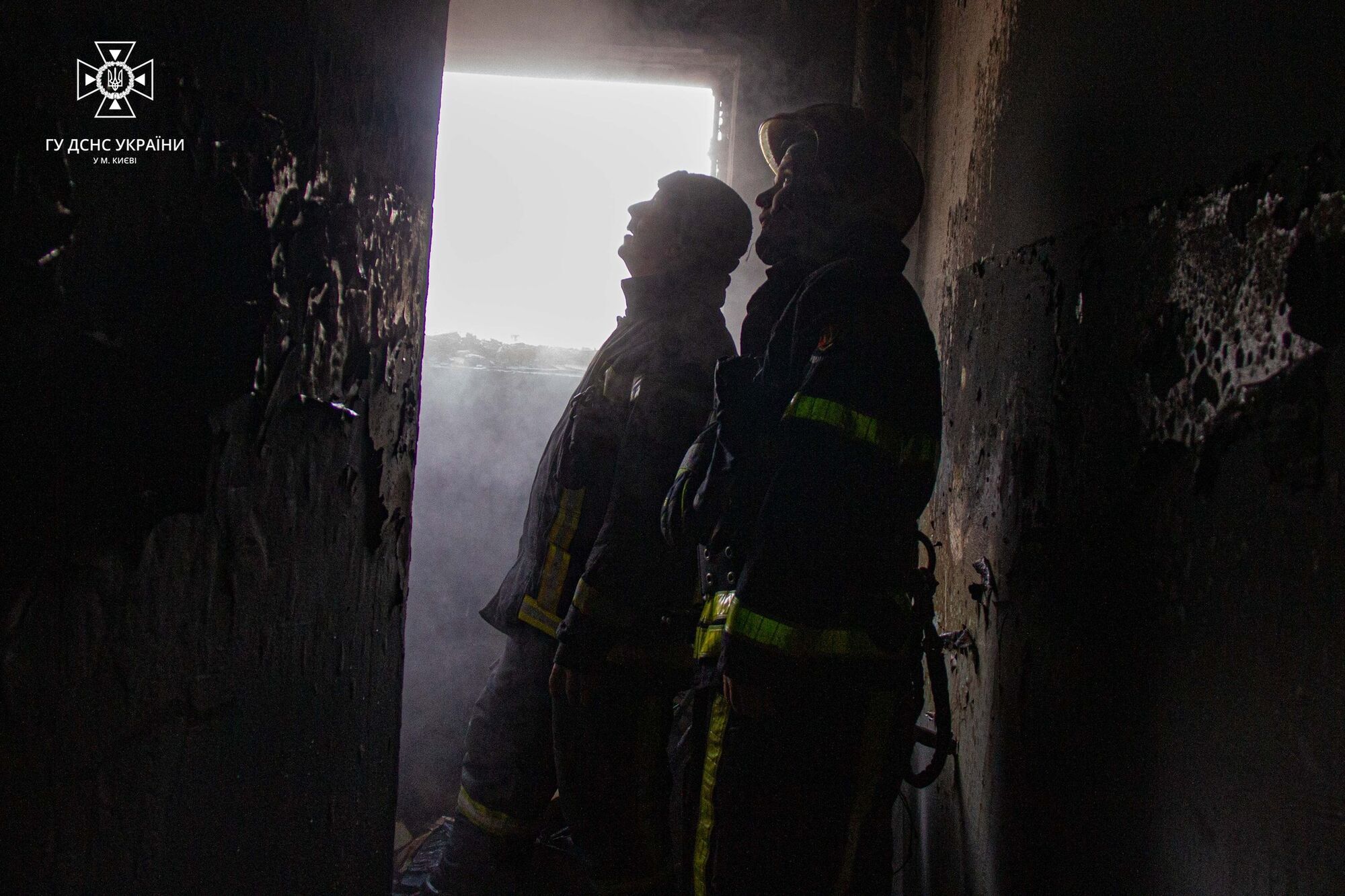 У Києві під час пожежі в багатоповерхівці постраждав чоловік, який намагався самостійно загасити вогонь. Фото