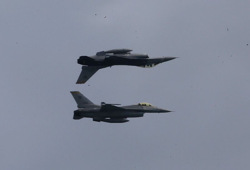 Два F-16 маневрують