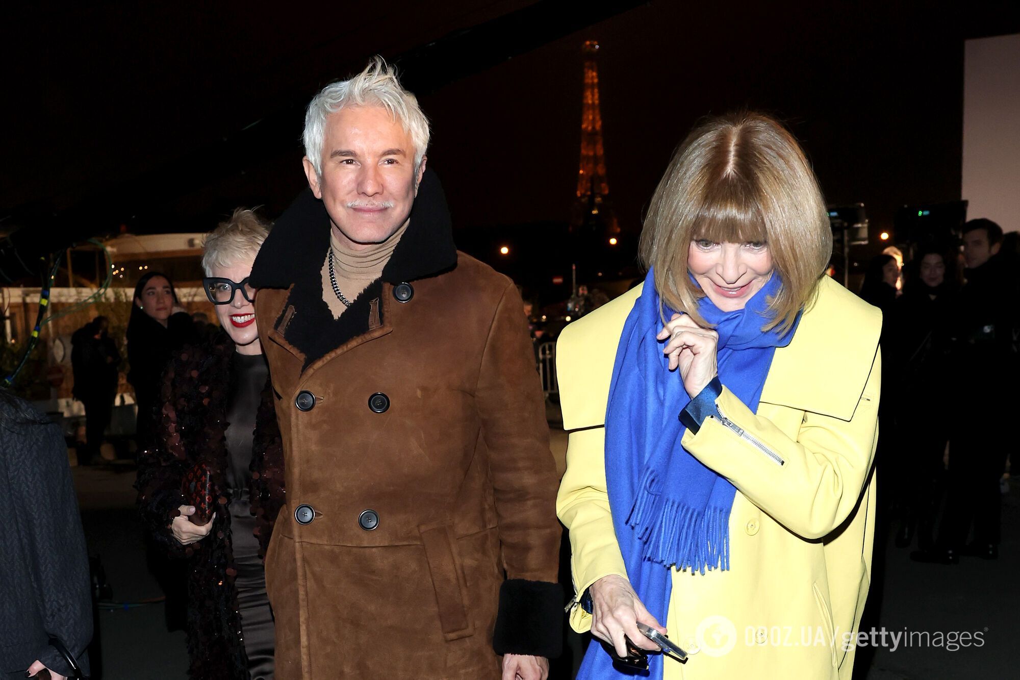 Головна редакторка американського Vogue Анна Вінтур одягнула синьо-жовтий образ на показ Valentino в Парижі. Фото