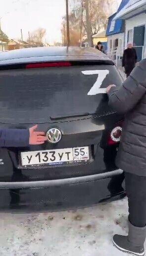 В Казахстане сторонников войны против Украины вынудили снять наклейку Z с авто. Видео