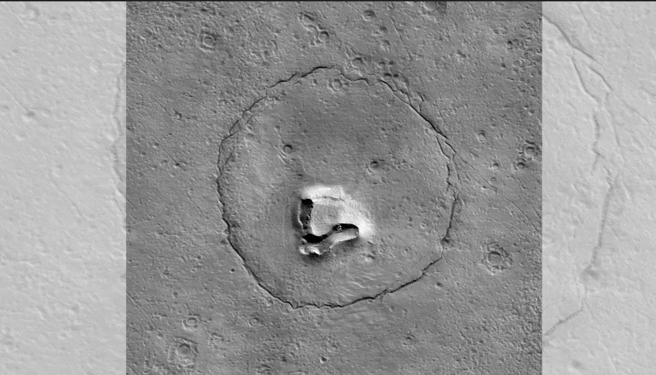 Ученые обнаружили улыбающегося медведя на спутниковых фото Марса