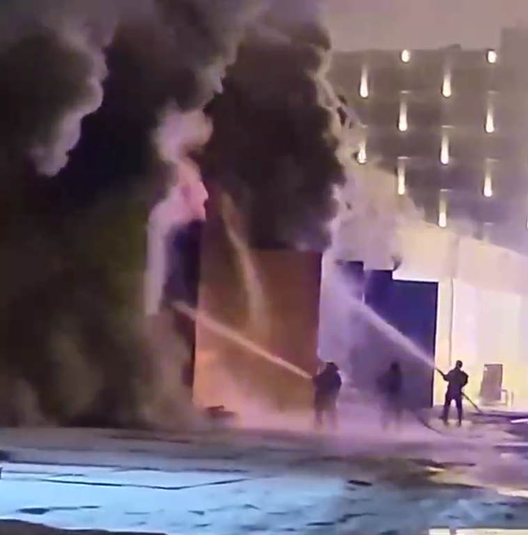 В Москве загорелись склады с горюче-смазочными материалами около ТЦ. Фото и видео