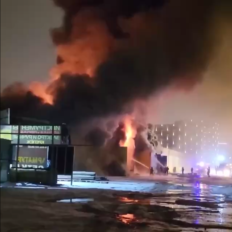 У Москві спалахнули склади з паливно-мастильними матеріалами біля ТЦ. Фото і відео