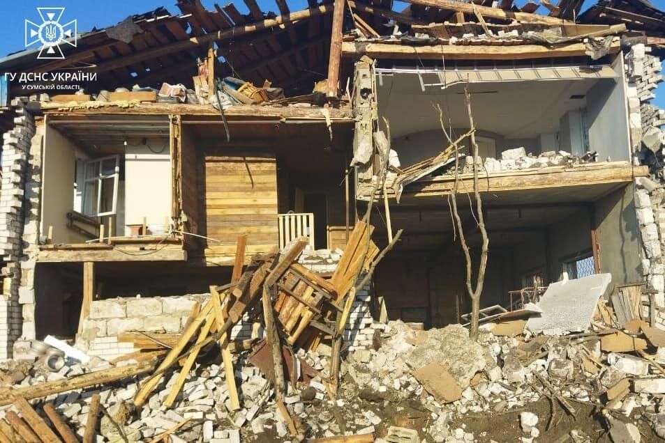Окупанти завдали авіаудару по Середино-Буді на Сумщині: зруйновано дитсадок,  спорткомплекс і  понад 11 будинків. Фото 