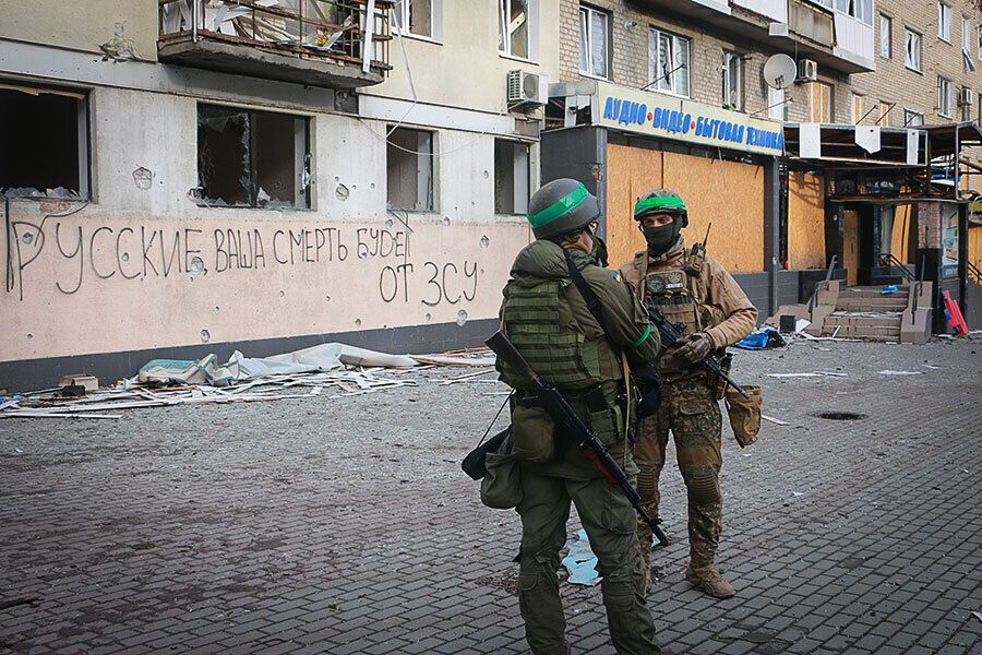 Ворог постійно намагається зайти в місто: нацгвардійці розповіли про бої за Бахмут. Фото та відео