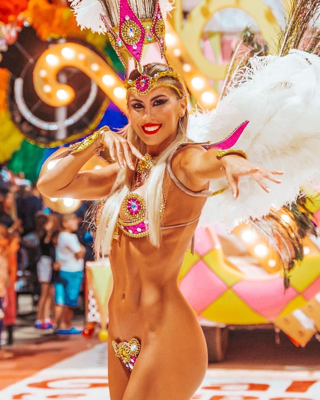 Подруга футболиста-чемпиона мира поразила голым костюмом на бразильском карнавале. Фото