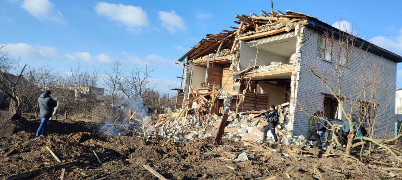 Окупанти завдали авіаудару по Середино-Буді на Сумщині: зруйновано дитсадок,  спорткомплекс і  понад 11 будинків. Фото 