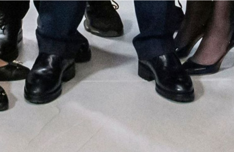 Путін знову зганьбився з туфлями на підборах. Фото