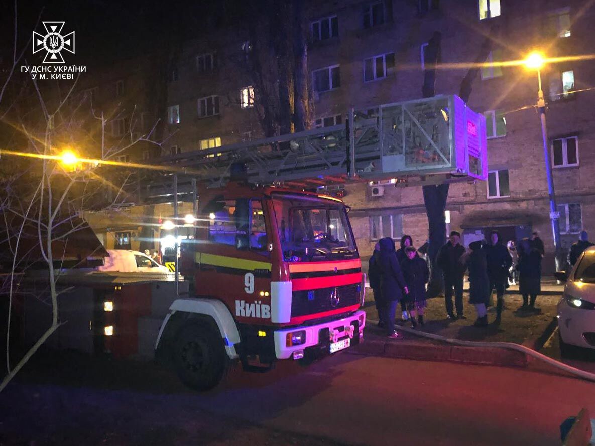 В Киеве горела квартира в многоэтажке: погиб мужчина, среди спасенных есть дети. Фото
