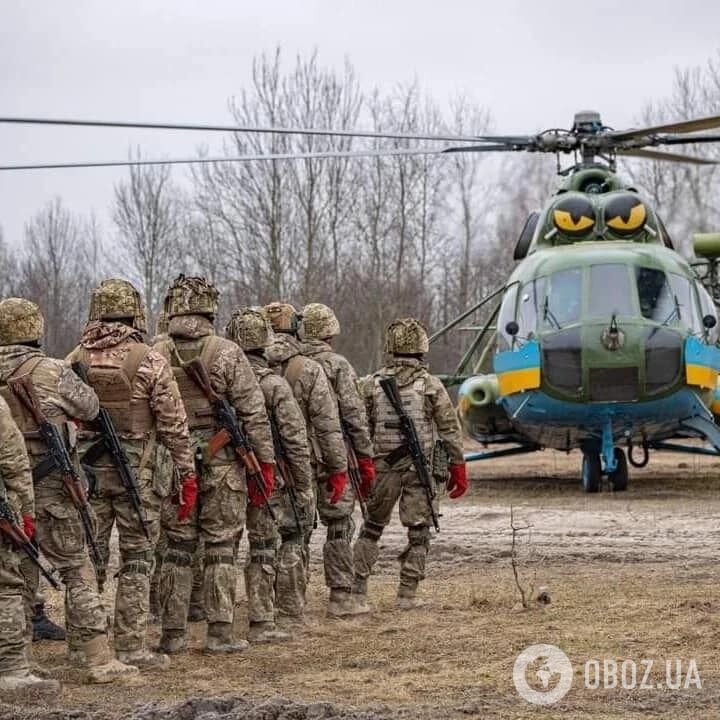 Защитники страны рядом с украинским вертолетом