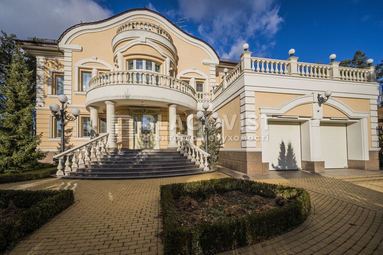 У Києві за 4,5 млн доларів продають 4-поверховий будинок на 8 кімнат