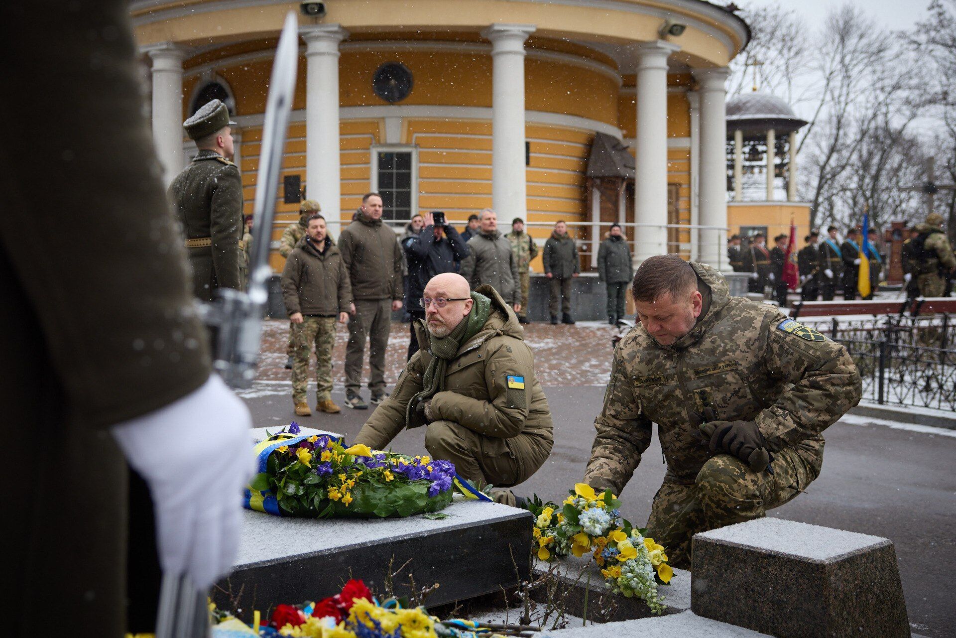 Зеленський з Залужним вшанували пам'ять полеглих Героїв Крут: фото та відео