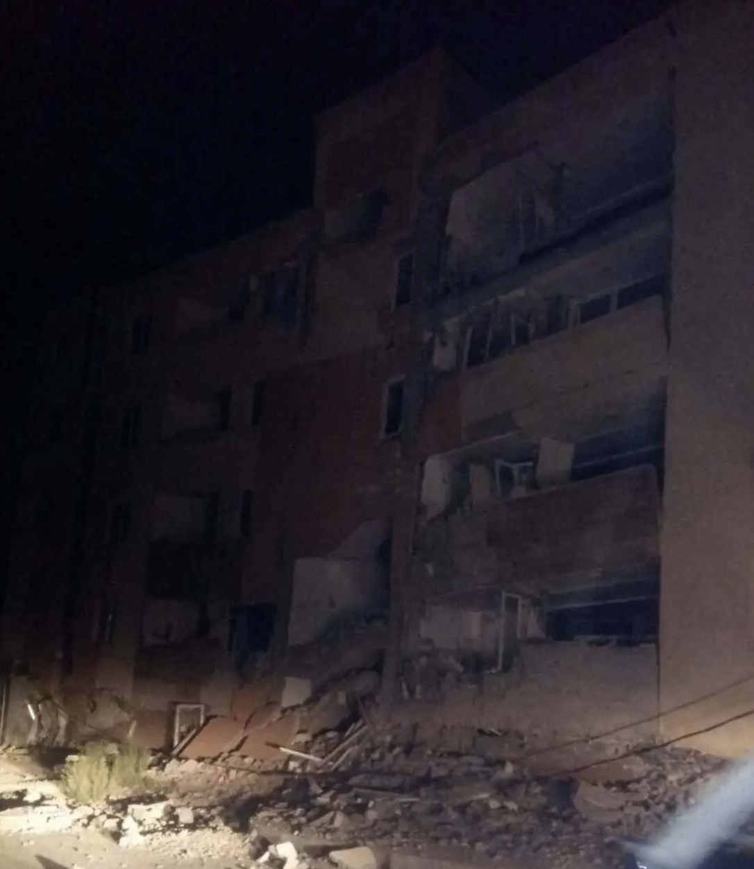 В Иране произошло мощное землетрясение: два человека погибли, более 120 получили ранения. Фото и видео