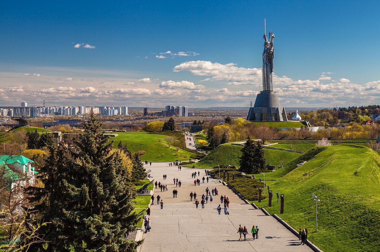 В сети показали, как в Киеве в 1981 году перевозили части самого высокого монумента Европы. Фото