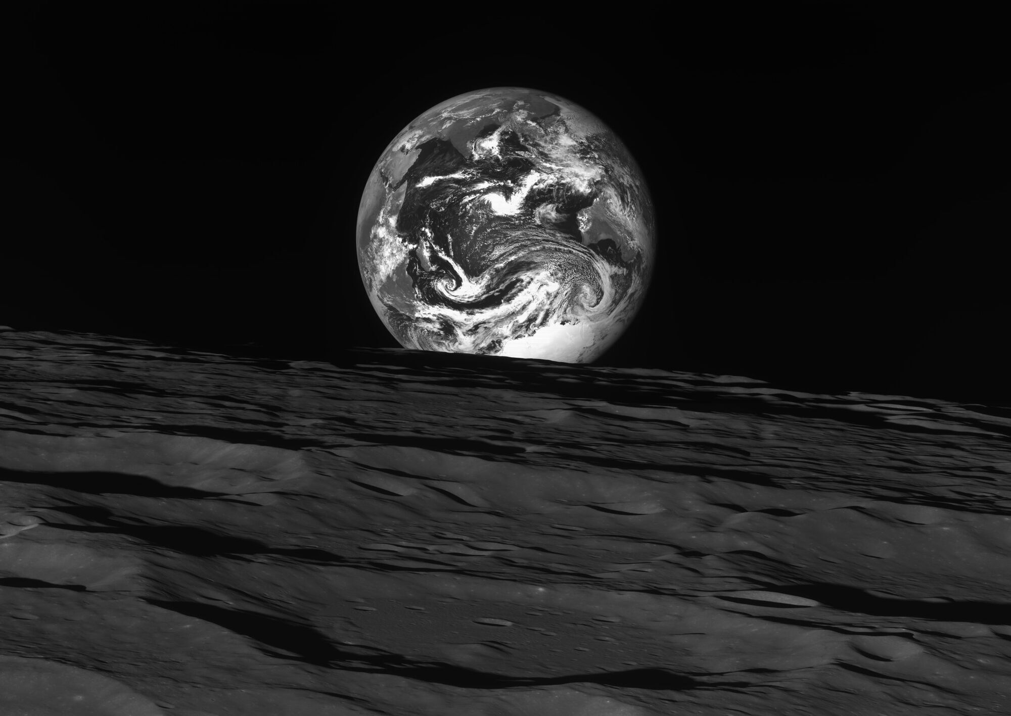 Земля з космосу над Місяцем