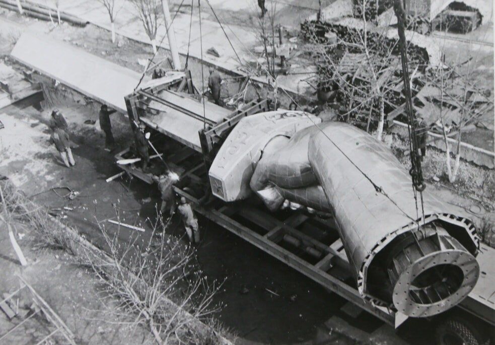 У мережі показали, як у Києві 1981 року перевозили частини найвищого монумента Європи. Фото