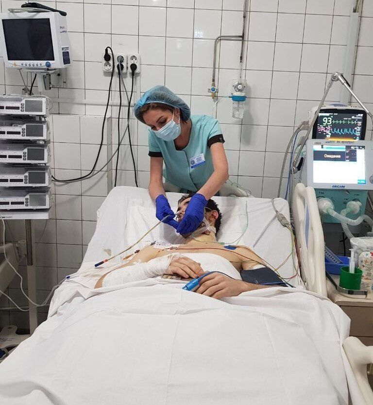 Великий уламок був у сонній артерії: у Дніпрі рятують 20-річного хлопця, який отримав важкі поранення на Донбасі 