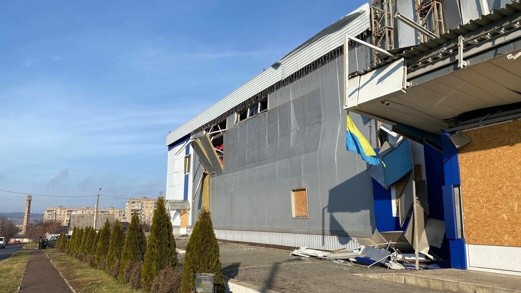 Кулеба показал фото уничтоженной оккупантами арены в Дружковке и пригласил туда чиновников, покрывающих спортсменов РФ