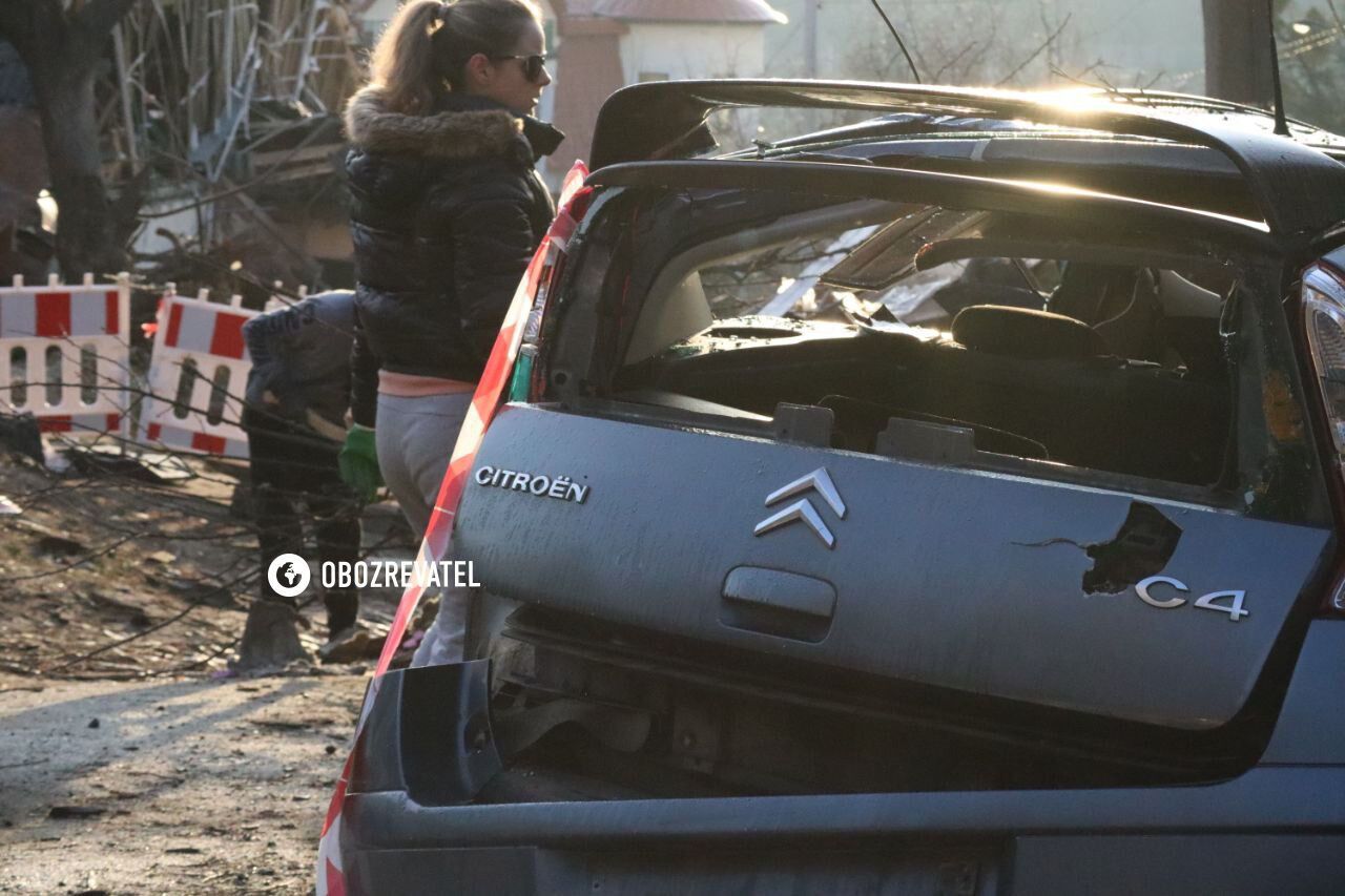 В Киеве устроили уборку на месте прилета российской ракеты. Фото и видео
