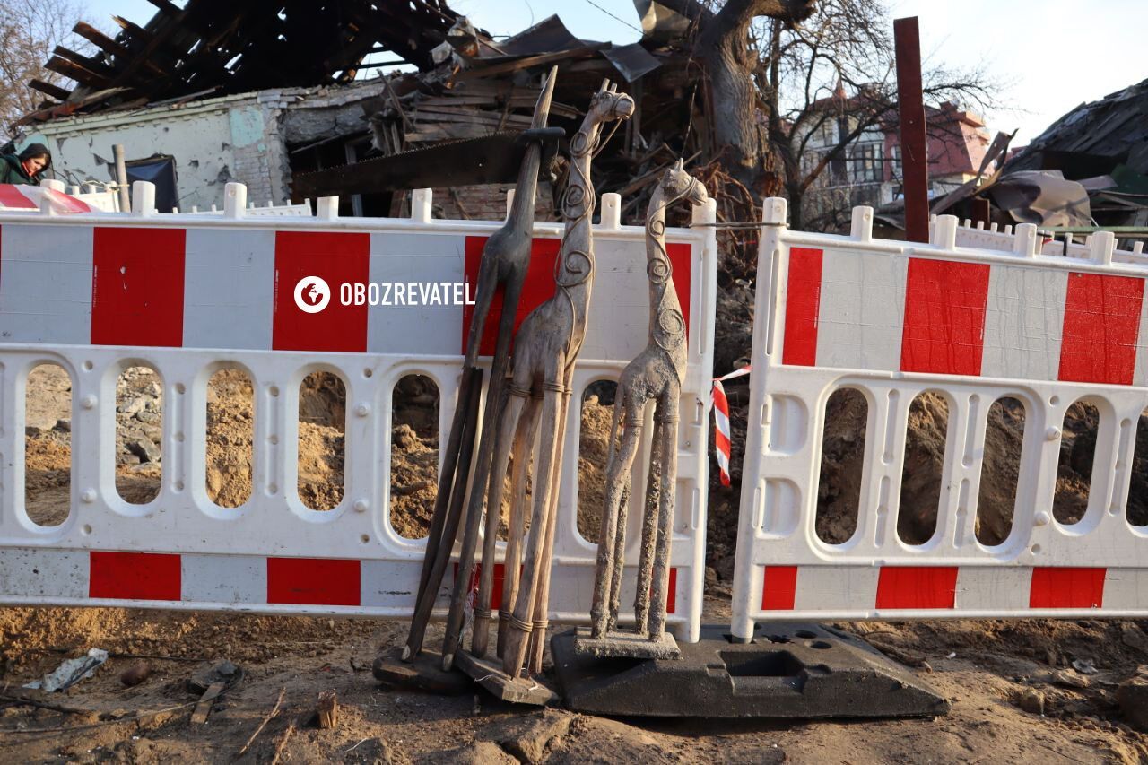 У Києві влаштували прибирання на місці прильоту російської ракети. Фото та відео