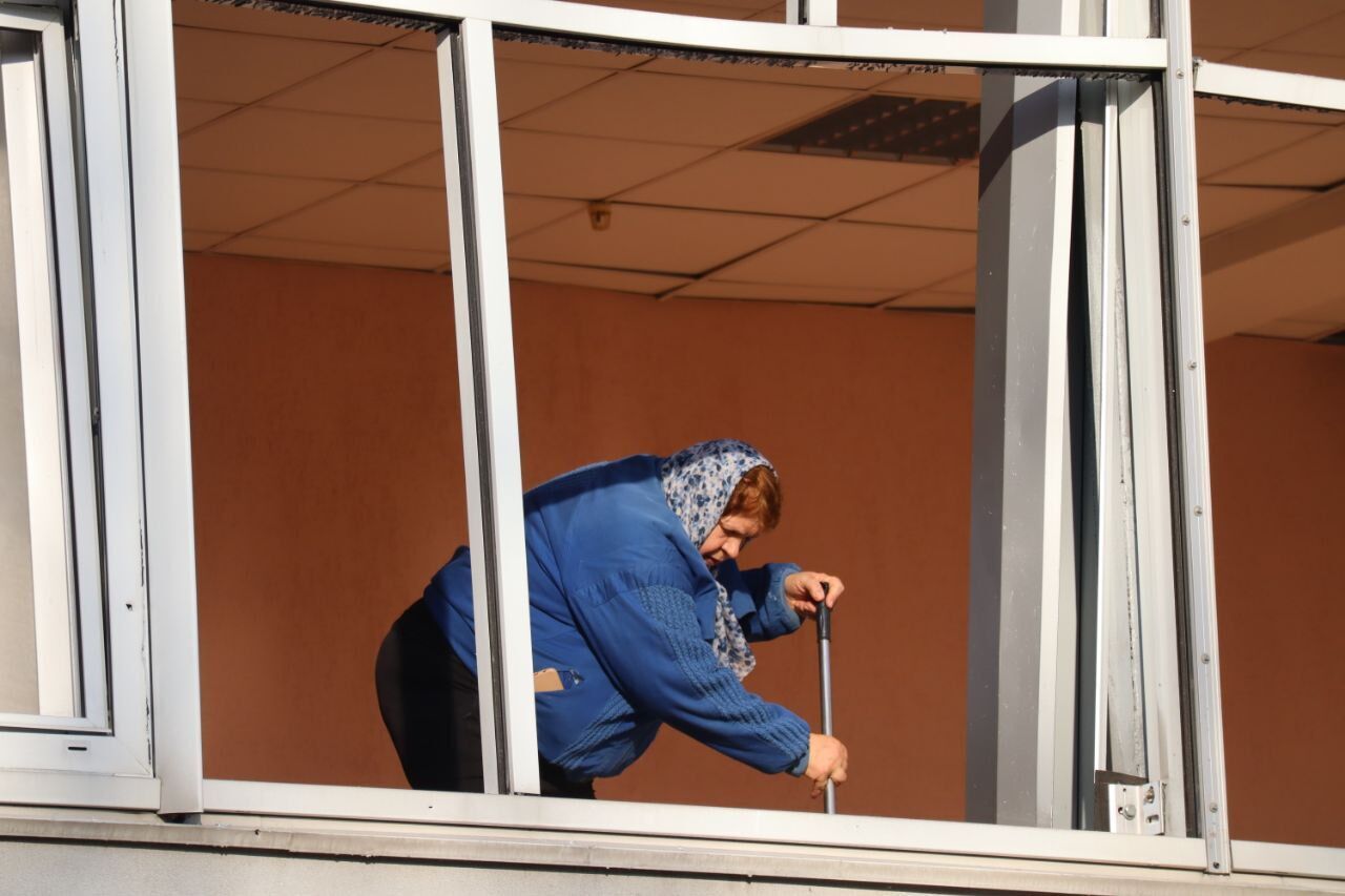 Выбиты окна и воронки возле спортплощадки: последствия взрыва ракеты возле корпусов университета Шевченко в Киеве. Фоторепортаж