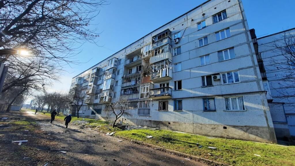 Війська РФ обстріляли Курахове з артилерії і поцілили у житловий квартал: одна людина загинула