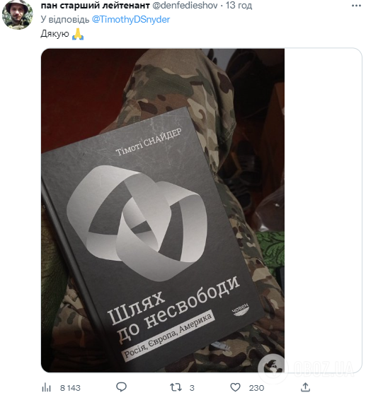 ''Высшая честь для автора'': историк Тимоти Снайдер показал фото воина ВСУ в окопе за чтением его книги